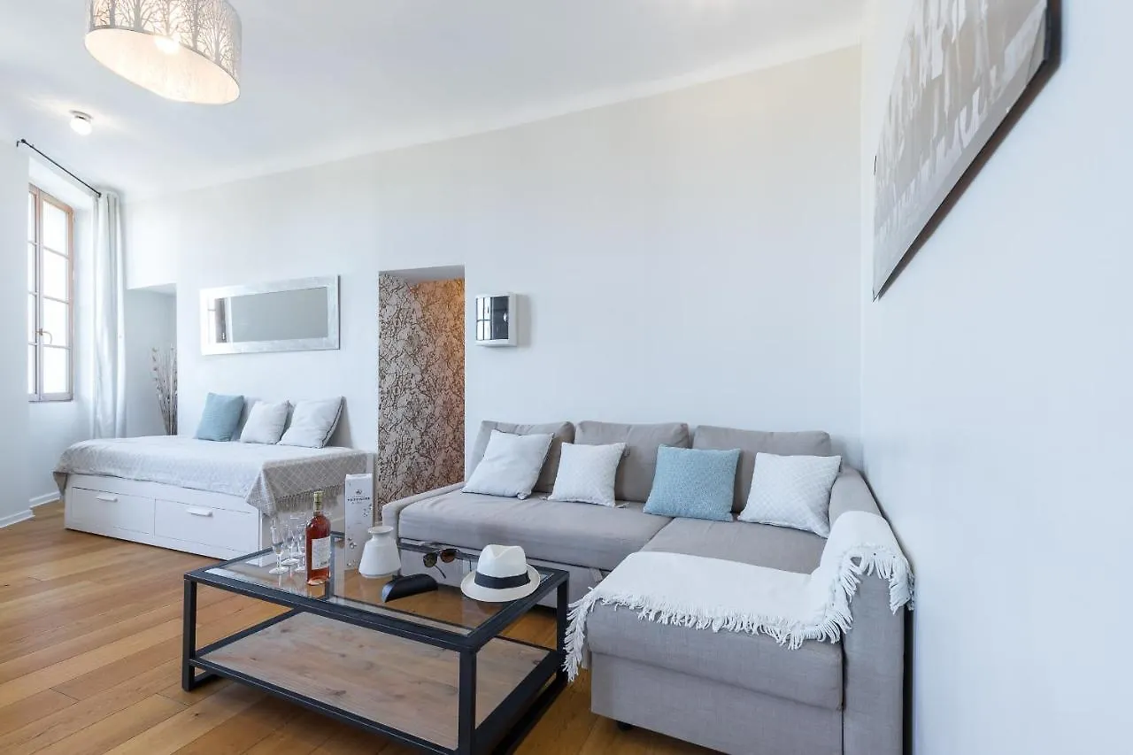 Gorgeous 1 Bdr With Gardens View In The Old Town Apartment Nice