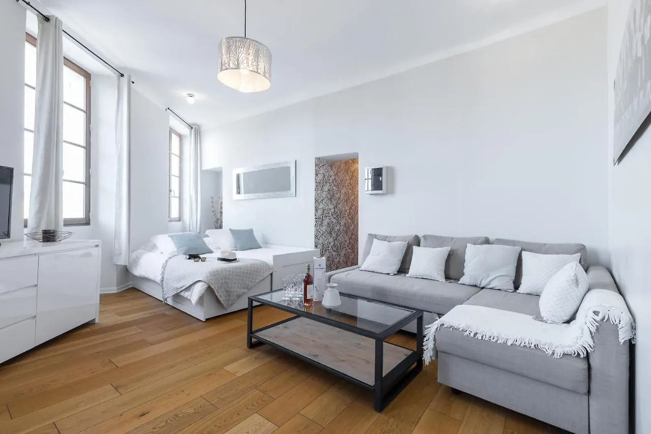 Gorgeous 1 Bdr With Gardens View In The Old Town Apartment Nice