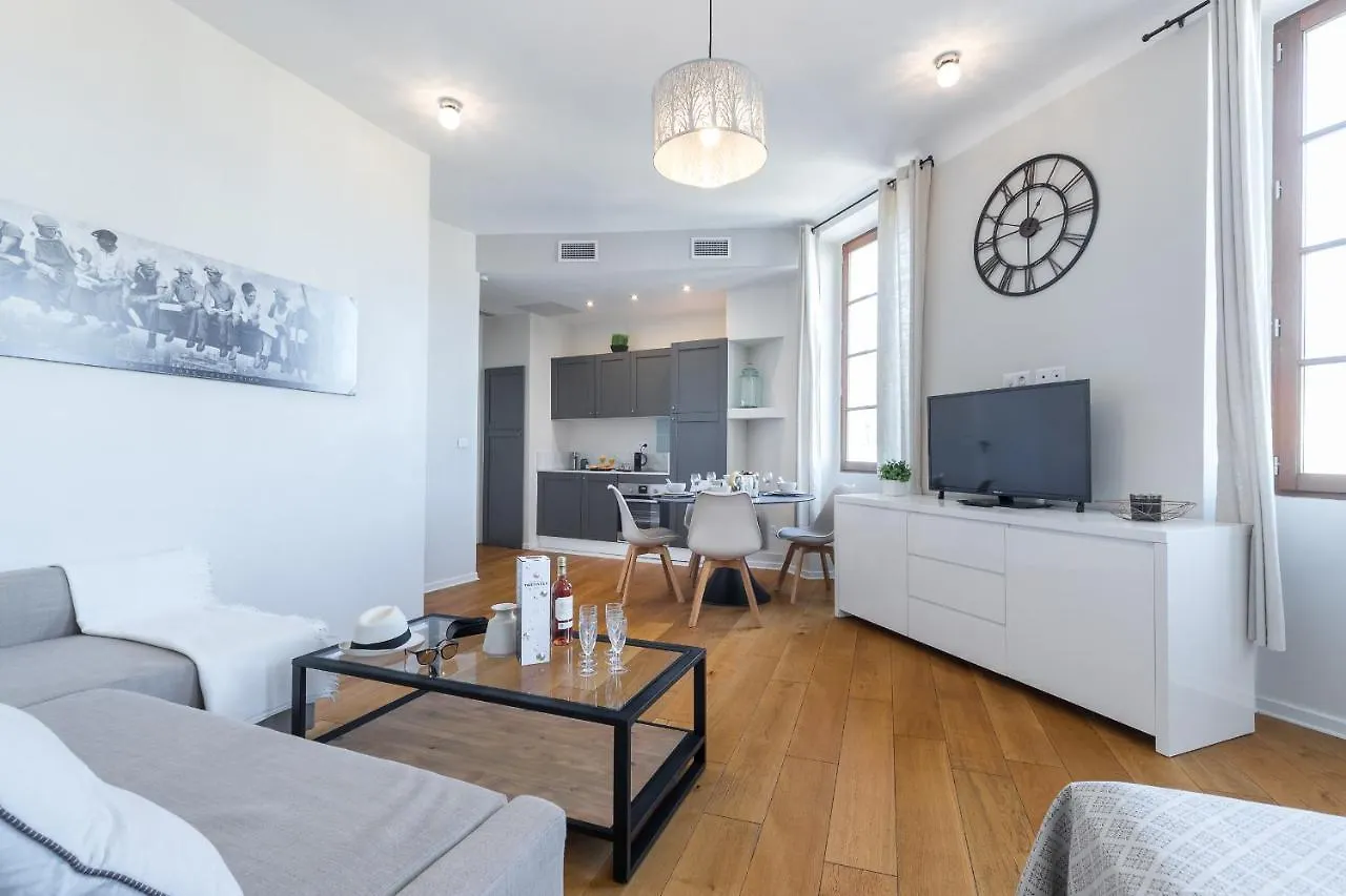 Gorgeous 1 Bdr With Gardens View In The Old Town Apartment Nice