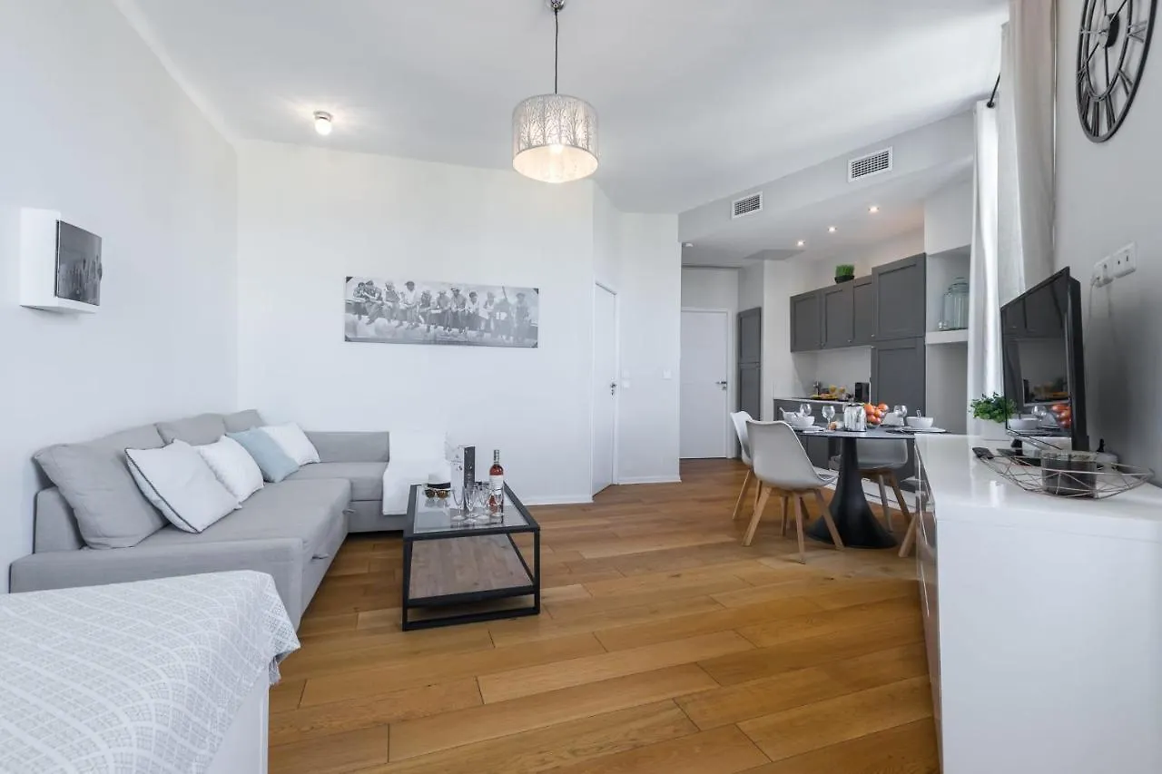 Gorgeous 1 Bdr With Gardens View In The Old Town Apartment Nice