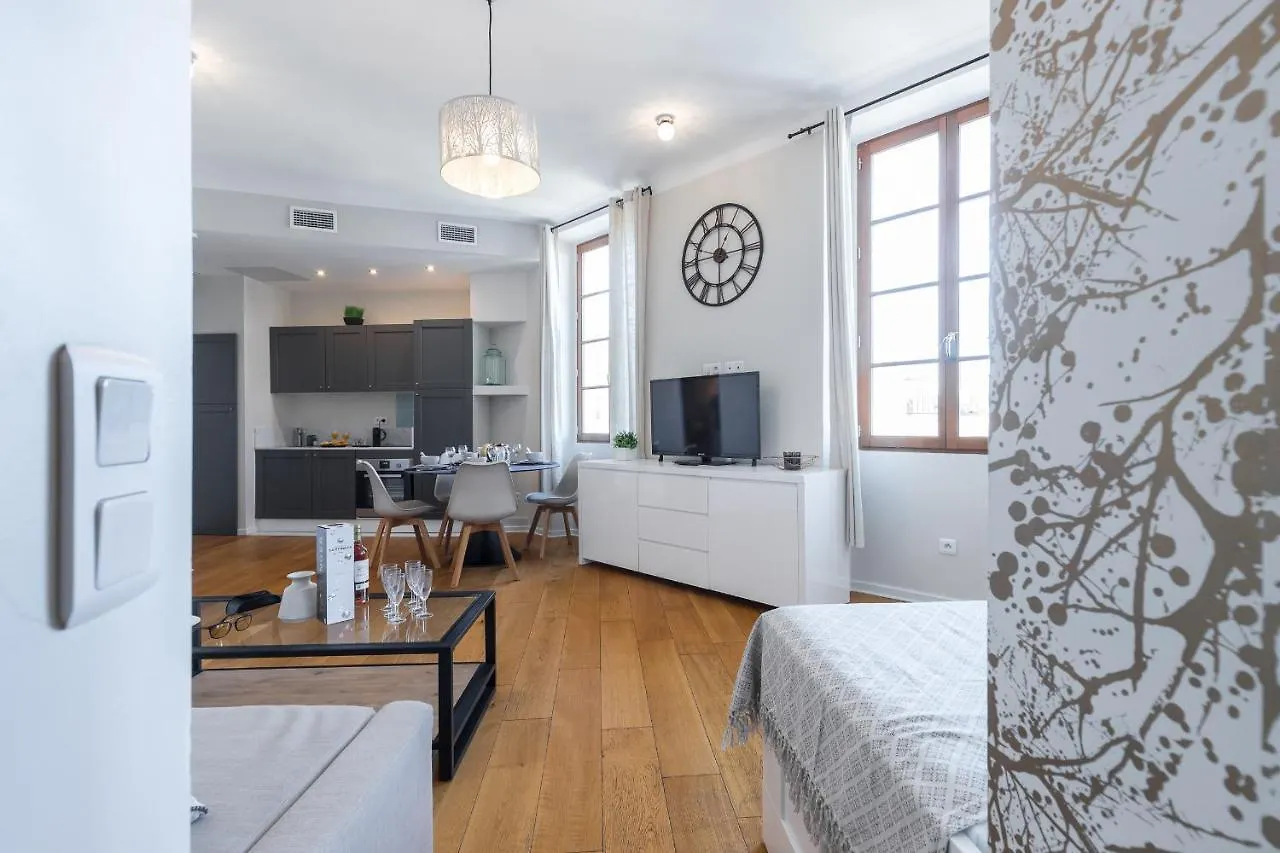 Gorgeous 1 Bdr With Gardens View In The Old Town Apartment Nice