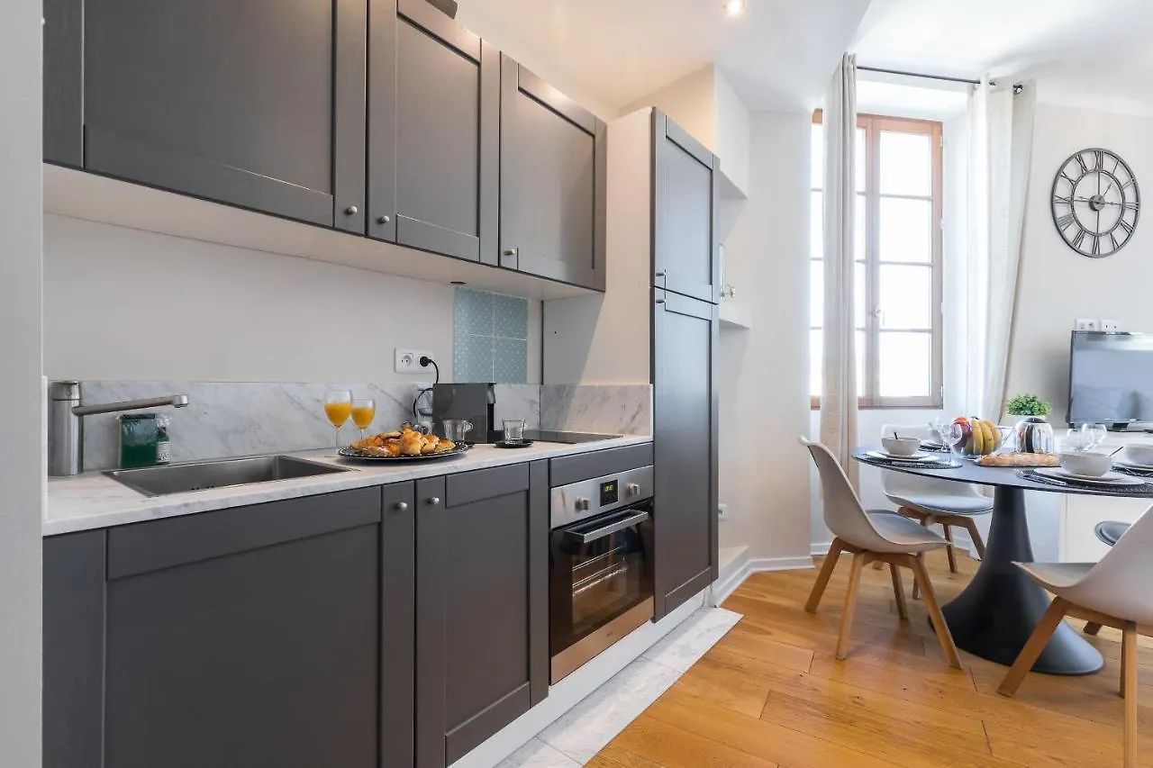 Gorgeous 1 Bdr With Gardens View In The Old Town Apartment Nice