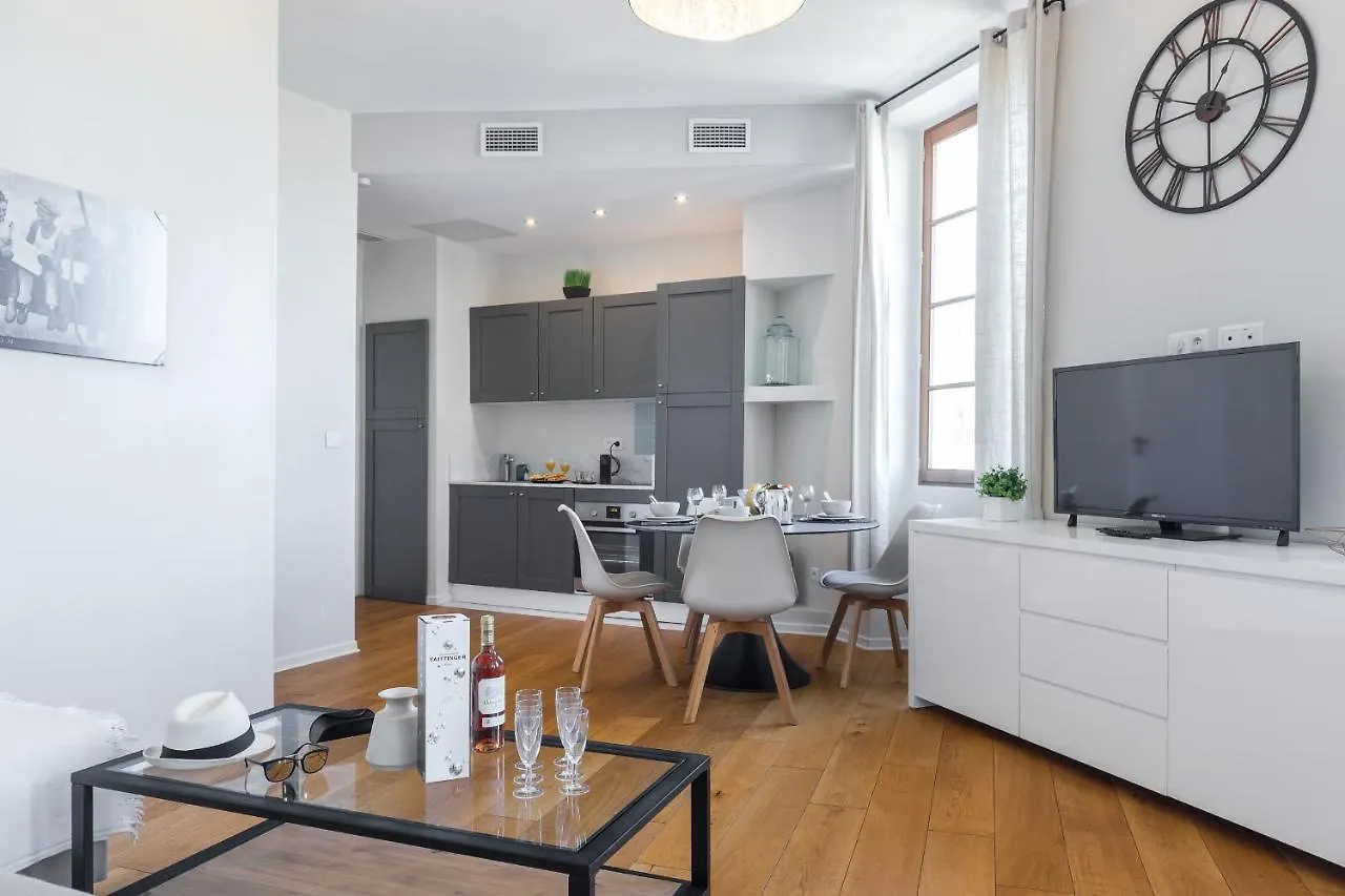 Gorgeous 1 Bdr With Gardens View In The Old Town Apartment Nice