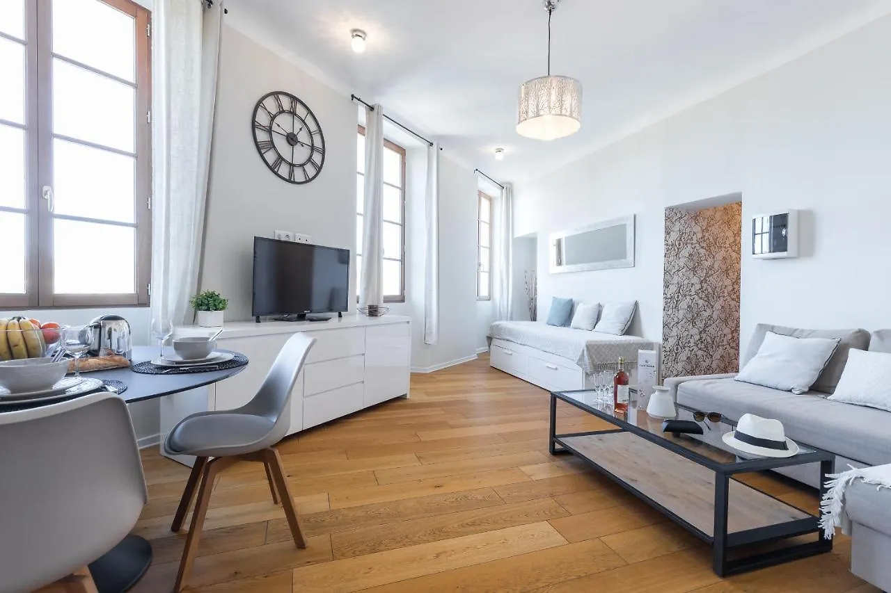 Gorgeous 1 Bdr With Gardens View In The Old Town location